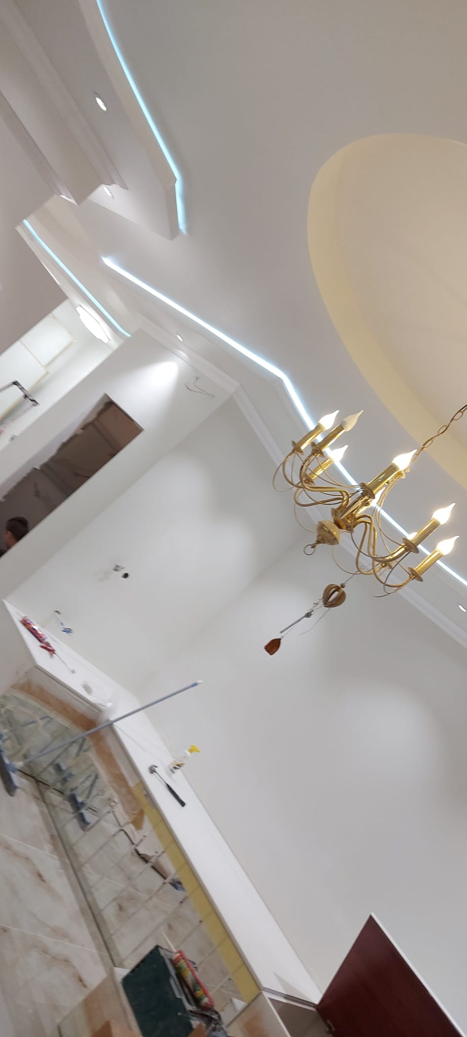 Sufit podwieszany z oświetleniem LED — realizacja AC Bud Poznań